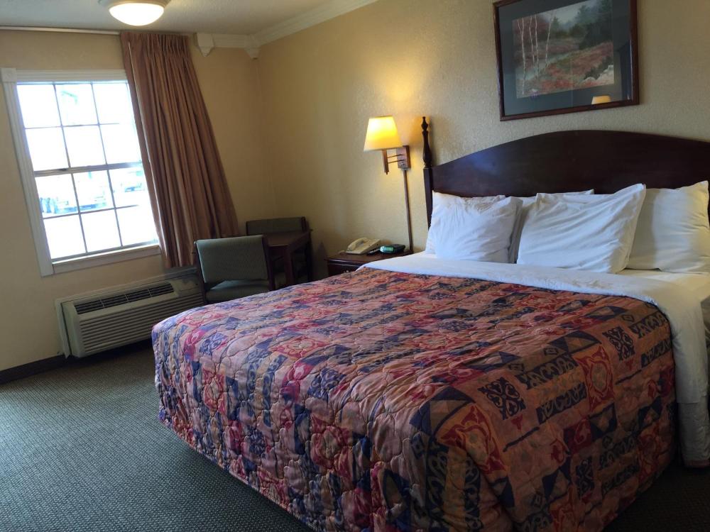 King Room - Non-Smoking interior